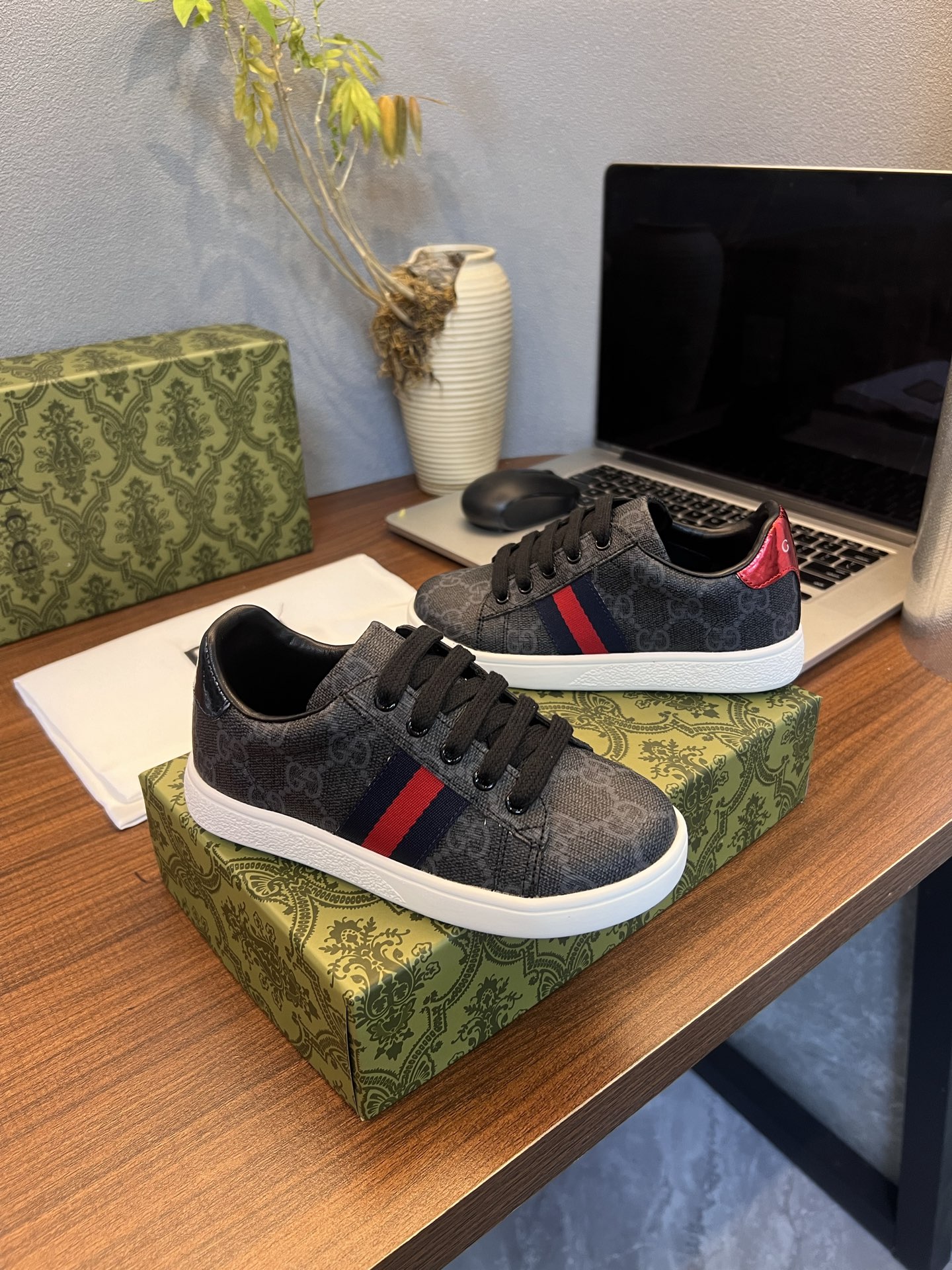 Children's shoes child